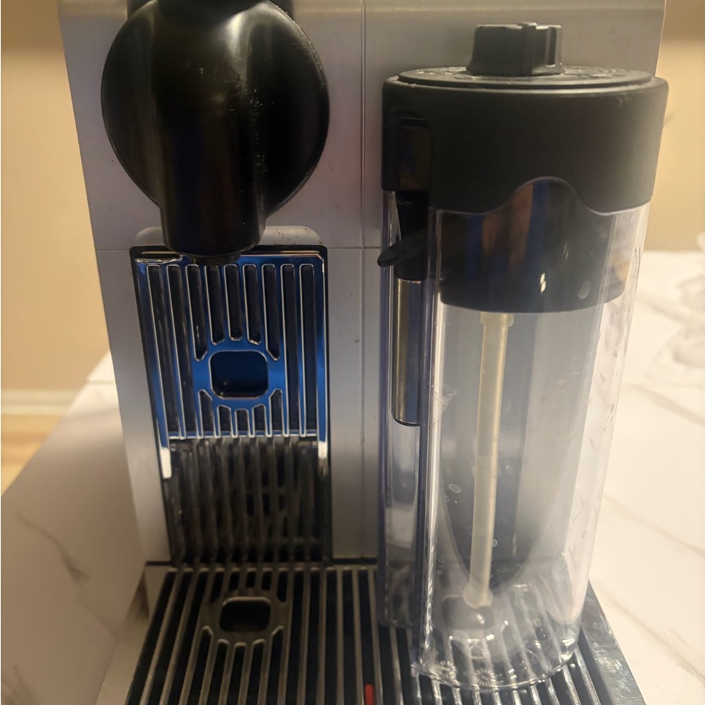 Nespresso d’longhi Stainless steel and Black Espresso Machine with Milk Frother